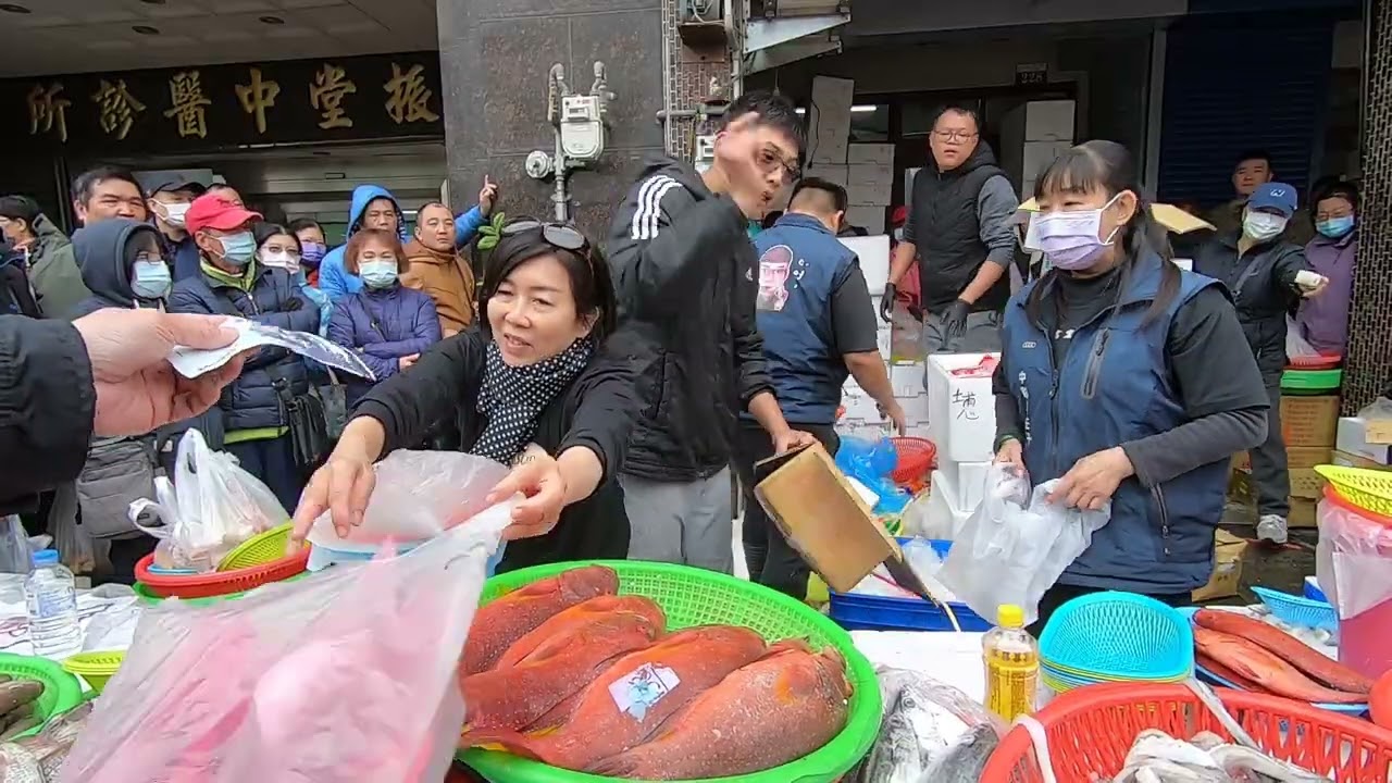 一口烏魚子有賺錢肚子痛 一包50看你哪裡買 #中彰海王子 #烏日火車站 #海鮮叫賣 #海鮮拍賣