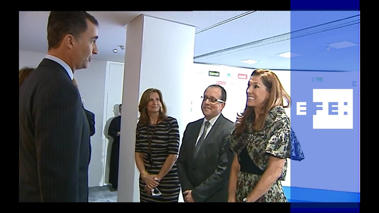 Los Príncipes de Asturias firman en el libro de honor de la Agencia EFE