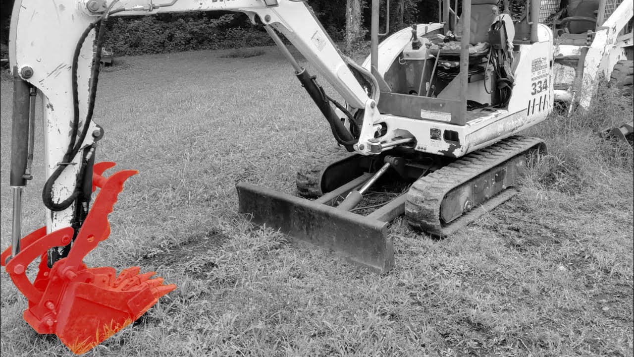 Replacing worn out bucket linkage on a mini excavator (Bobcat 334G)