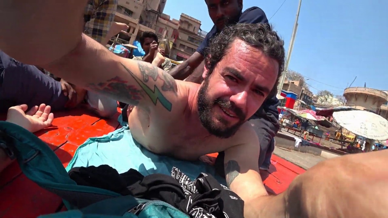 $ 2 Masaje Ayurvedico en Rio Ganges Ghat Varanasi INDIA 🇮🇳