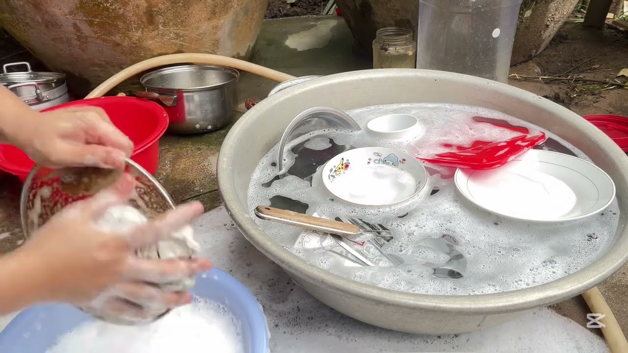 ASMR washing dishes outside. #cleantok #asmrcleaning #relaxingcleaningvideo