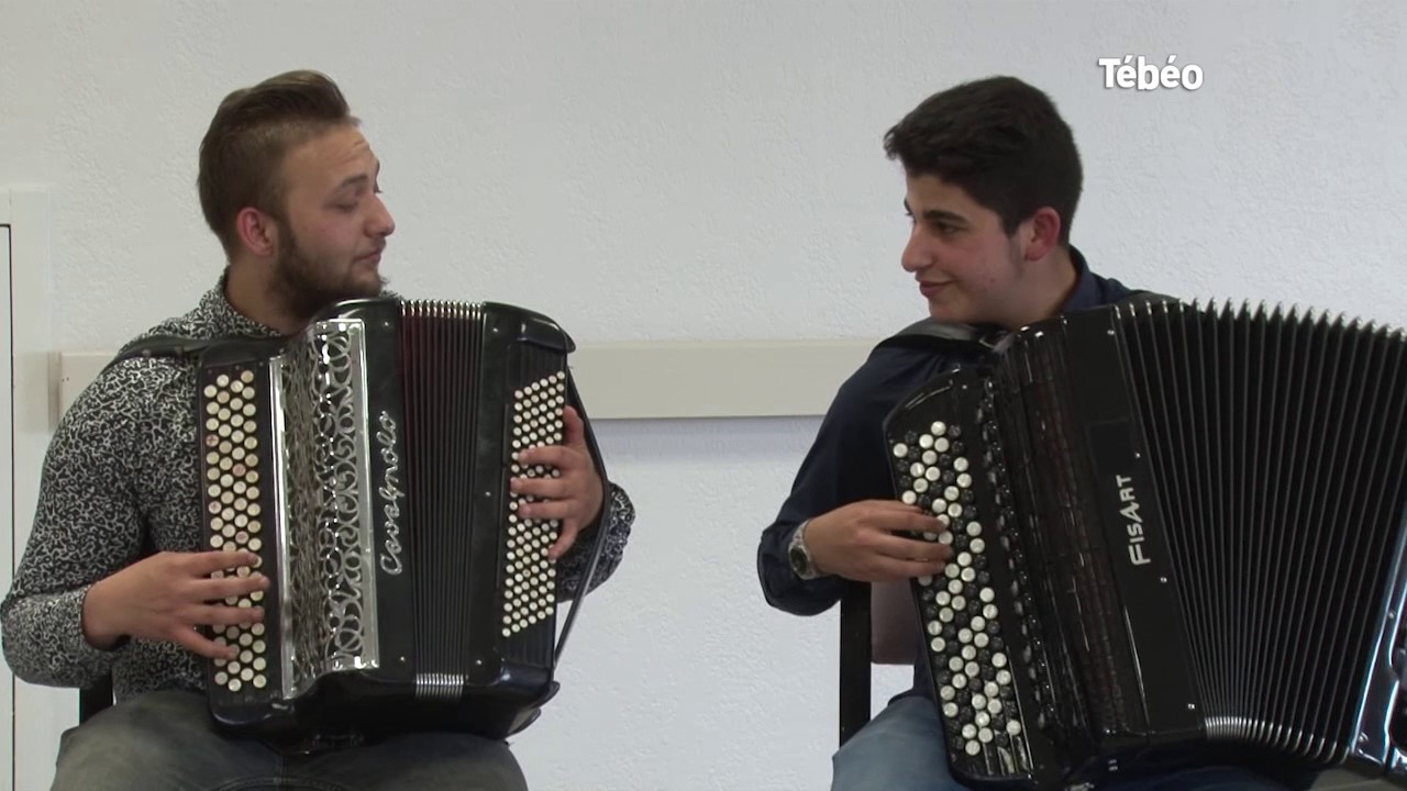 Deux jeunes accordéonistes offrent leur talent dans l’EHPAD du Conquet.