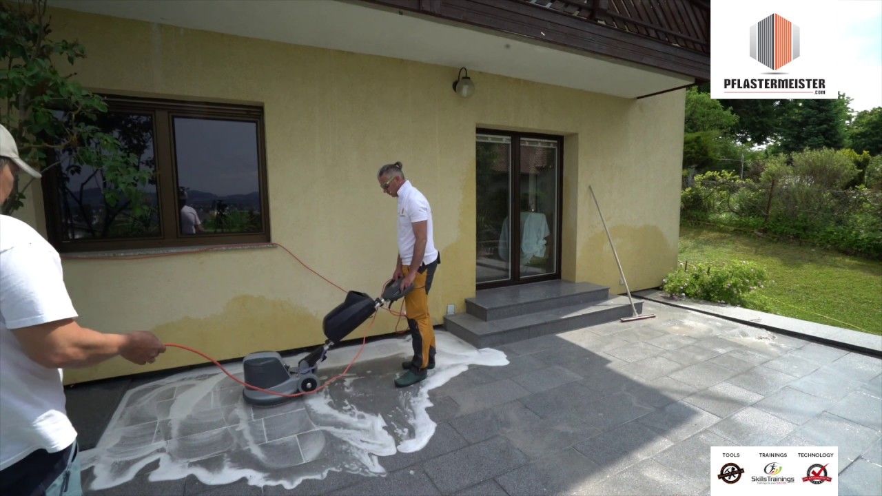 Abreinigung von Mörtelrückständen auf Natursteinplatten
