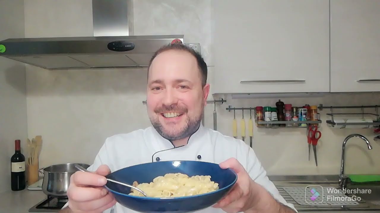 pasta con pancetta e gorgonzola. semplice e gustosa.