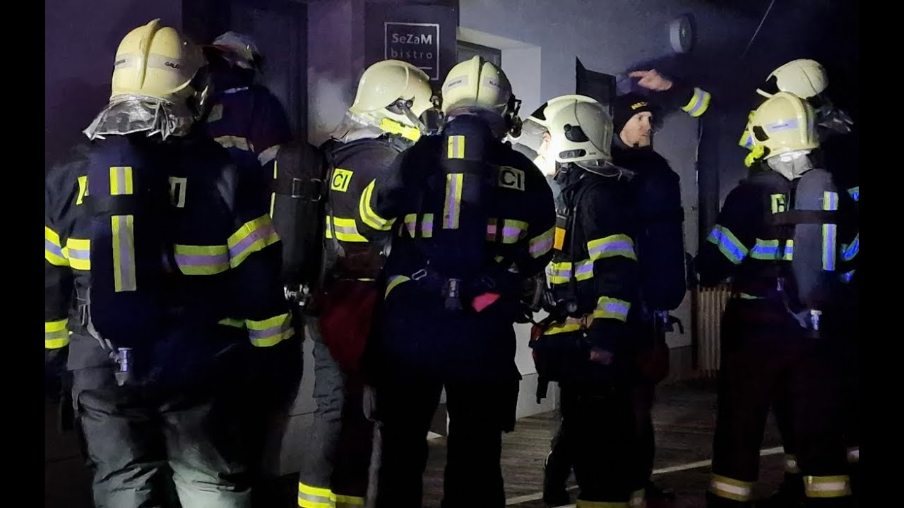 Příbramští hasiči cvičili zásah při požáru Junior klubu