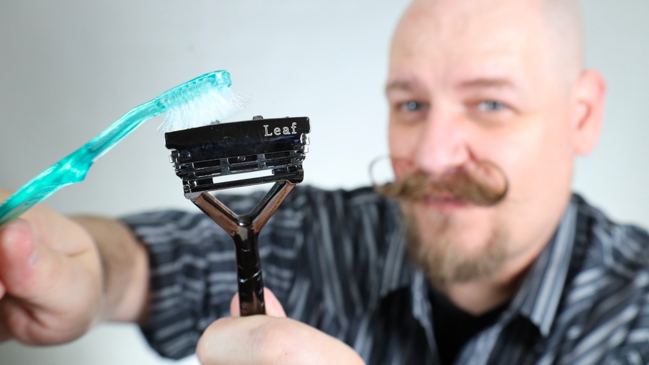 Clean Your Leaf Razer Like a Pro