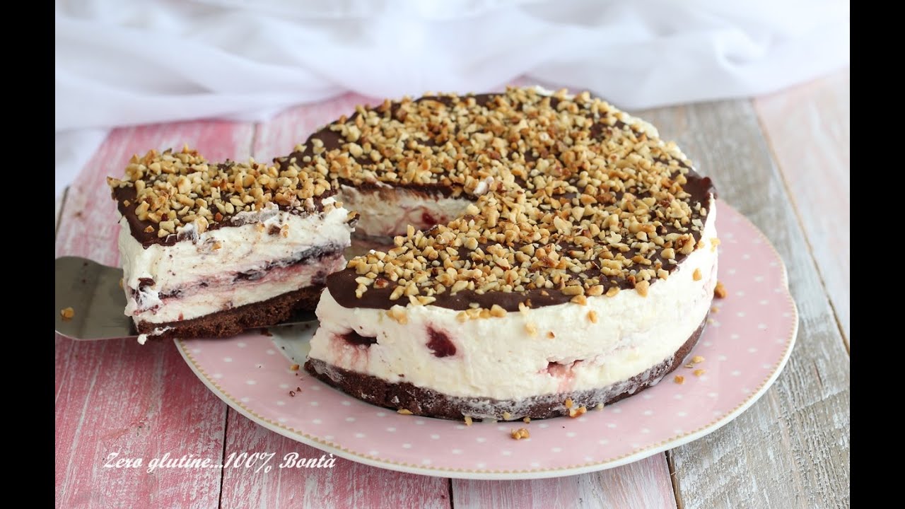 Torta gelato ripiena di confettura e ricoperta di cioccolato