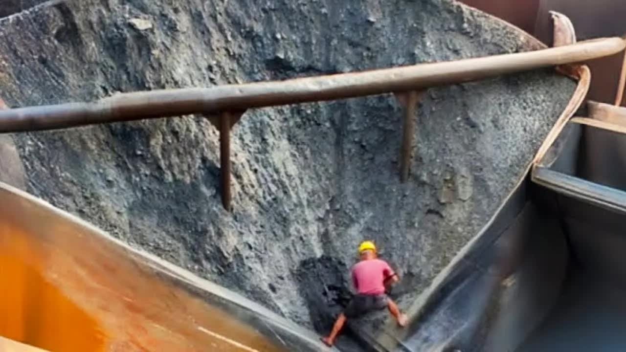 Ship unloading. Serious job, no comments on uncle's hair #Creative #Trending #Chen driving ship