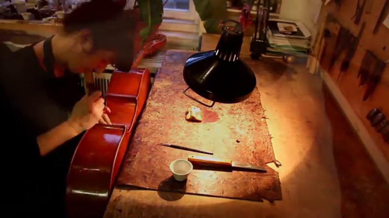 Le détablage d'un violoncelle