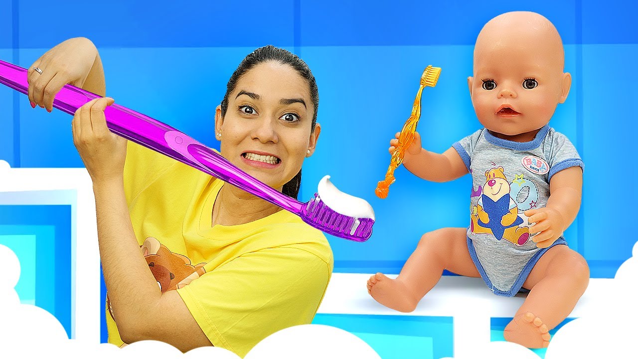 Spielspaß mit Puppen. Emily bekommt ihre ersten Zähne. Spielzeug Video für Kinder