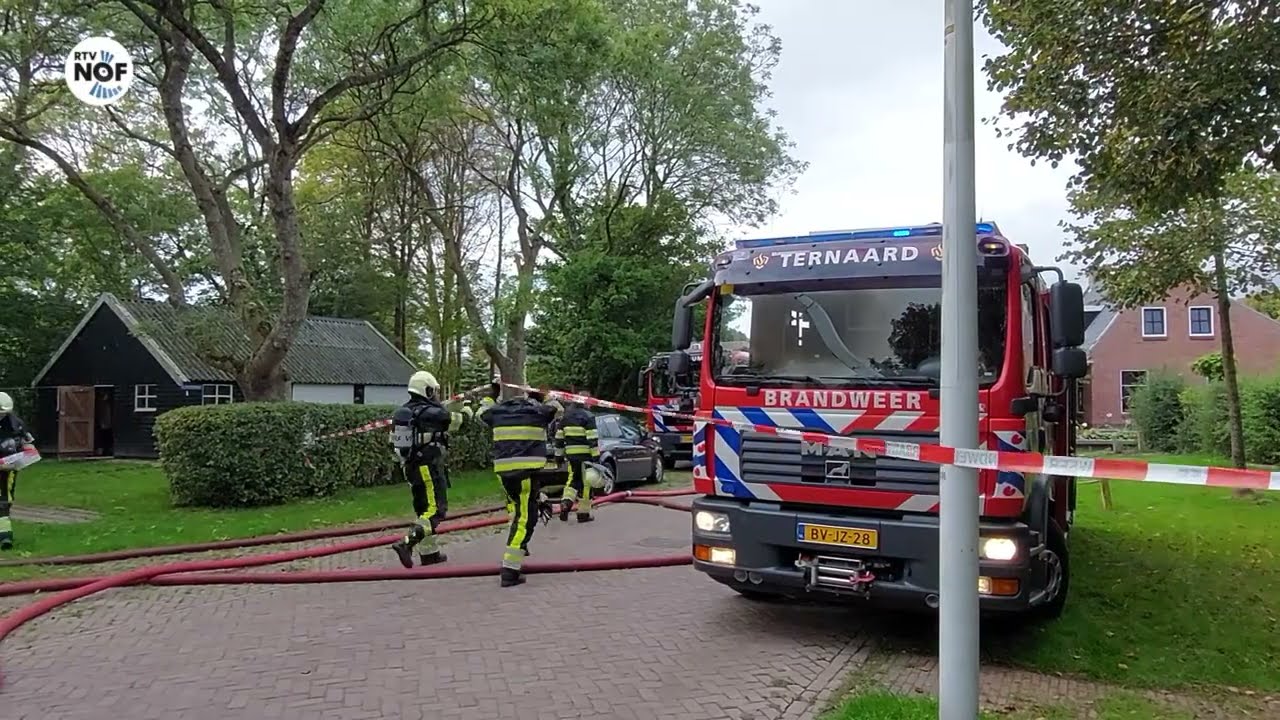 Vuur grijpt snel om zich heen in brandende boerderij Oosternijkerk