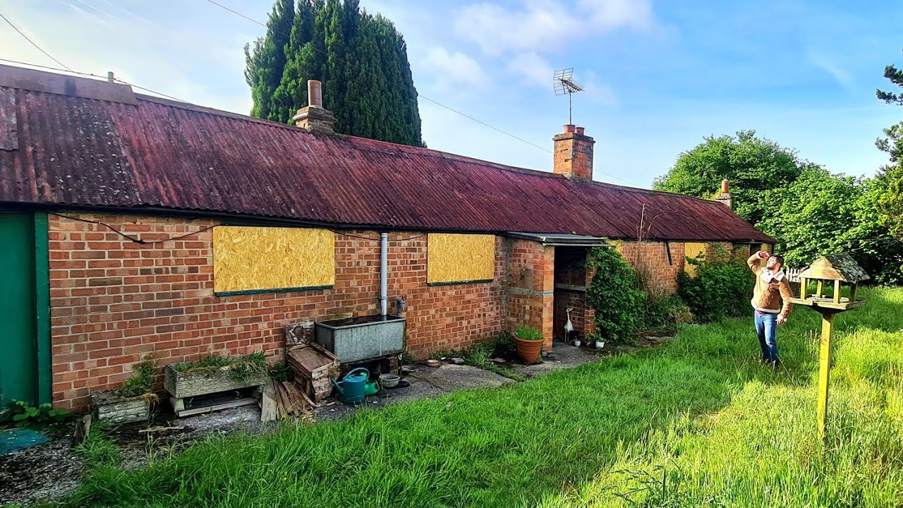 Trapped in Time: Oxfordshire's Abandoned Joyce's Bungalow Revealed