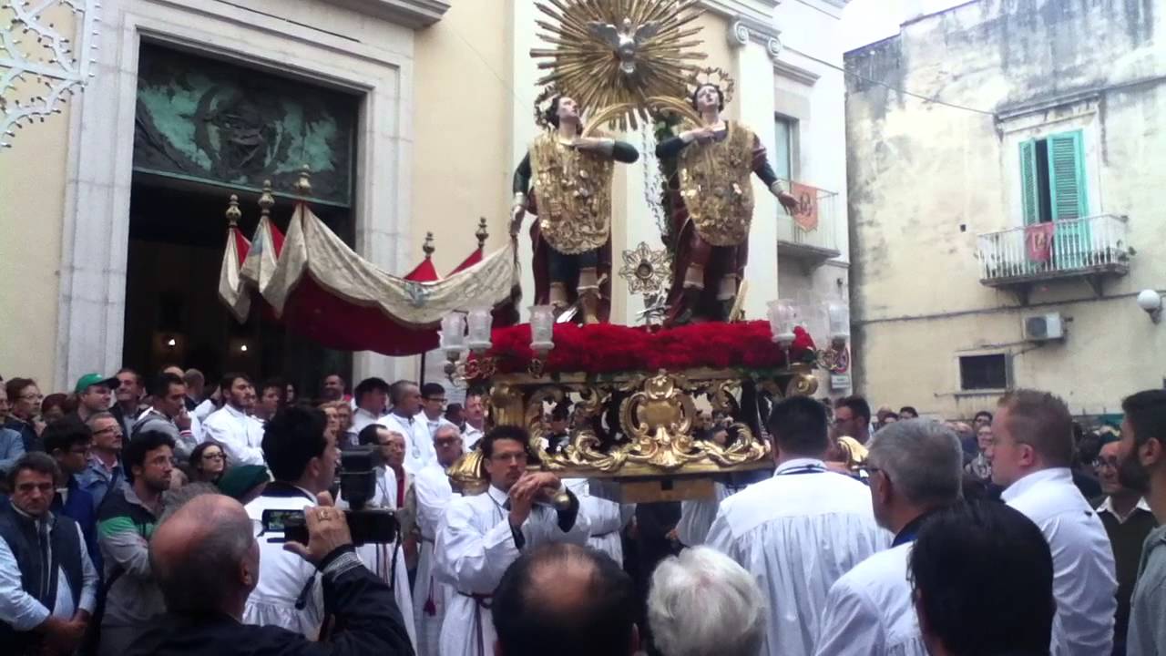Processione SS. Medici Molfetta 11-10-2015 l'uscita.