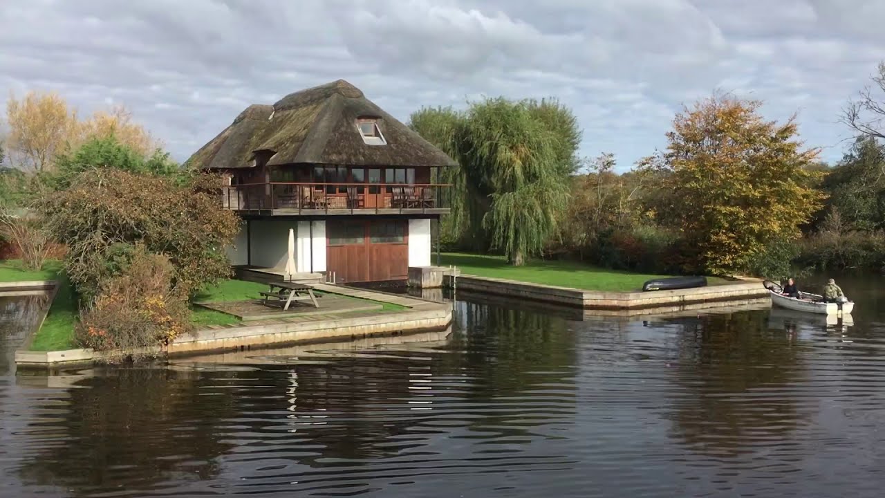 Boating on the Broads from Horning | Beautiful Expensive Properties line the river bank