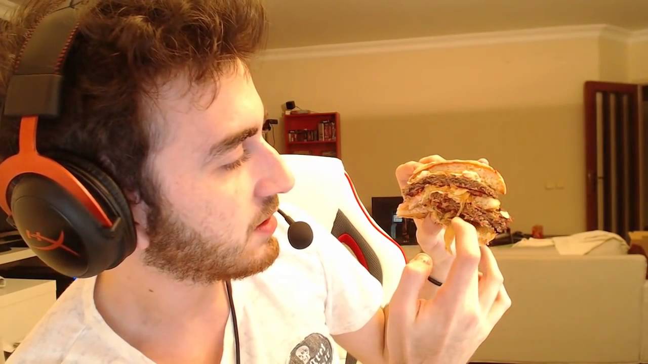 Ferit Hamburger Yerken Zevk Alıyor Kafam Kadar Hamburger İçerir
