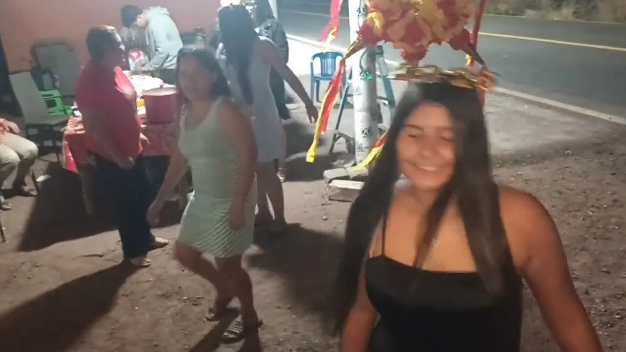 Y yo cantado /Así fue como nos divertimos /Nos endrogamos con la 💺 /Jony bailo mucho 😂