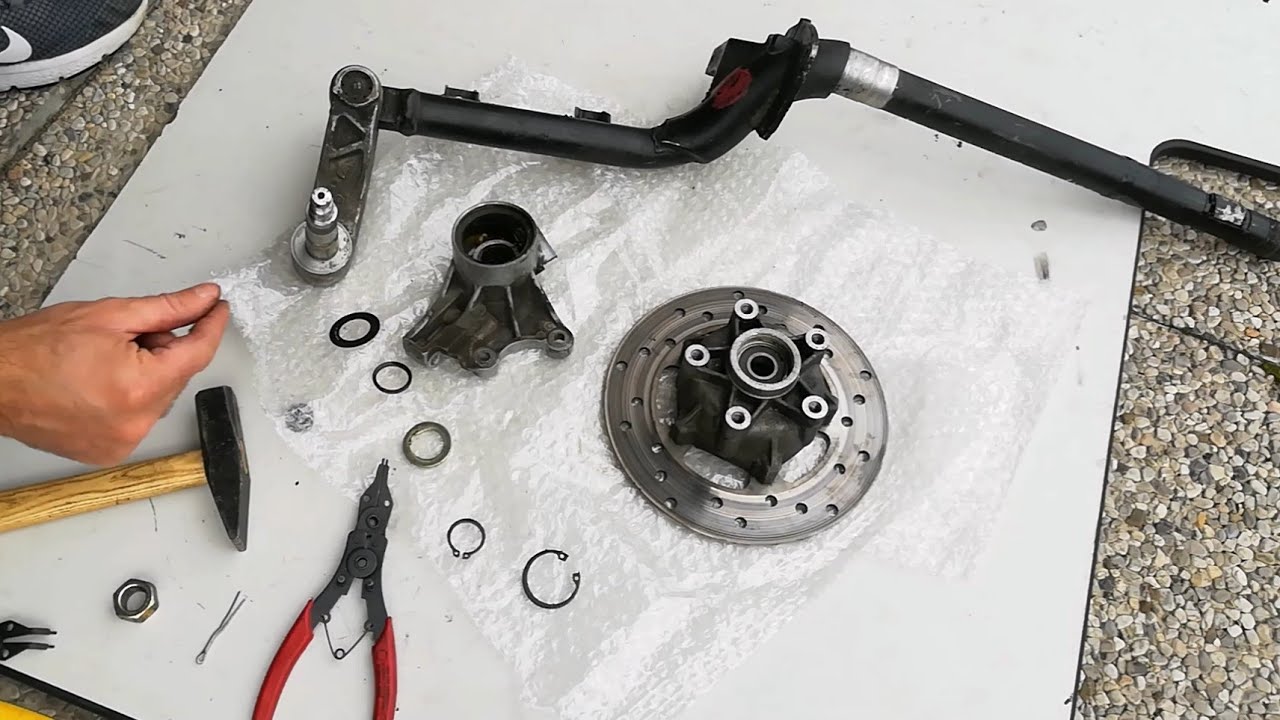 [Tutorial] Smontare mozzo, disco e supporto pinza freno forcella monobraccio Zip Sp / Vespa Et2 Et4