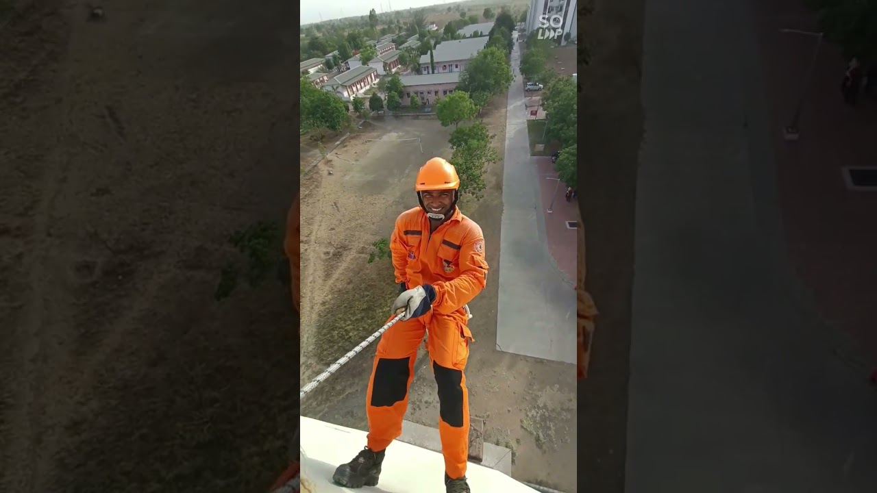 06 NDRF k jawan building me rescue krte