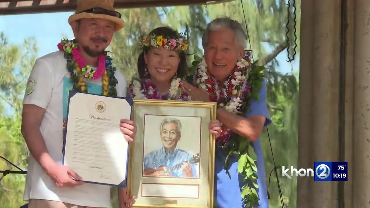 Roy Sakuma inducted to Ukulele Hall of Fame Museum at the International Ukulele Festival of Hawaii