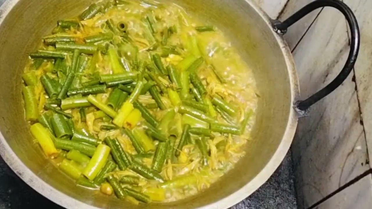 পেয়াজের কলি দিয়ে ছোট মাছের চচ্চড়ি খেতে সেই সাদ #video #viral #trending #youtube #foryoupage #food 