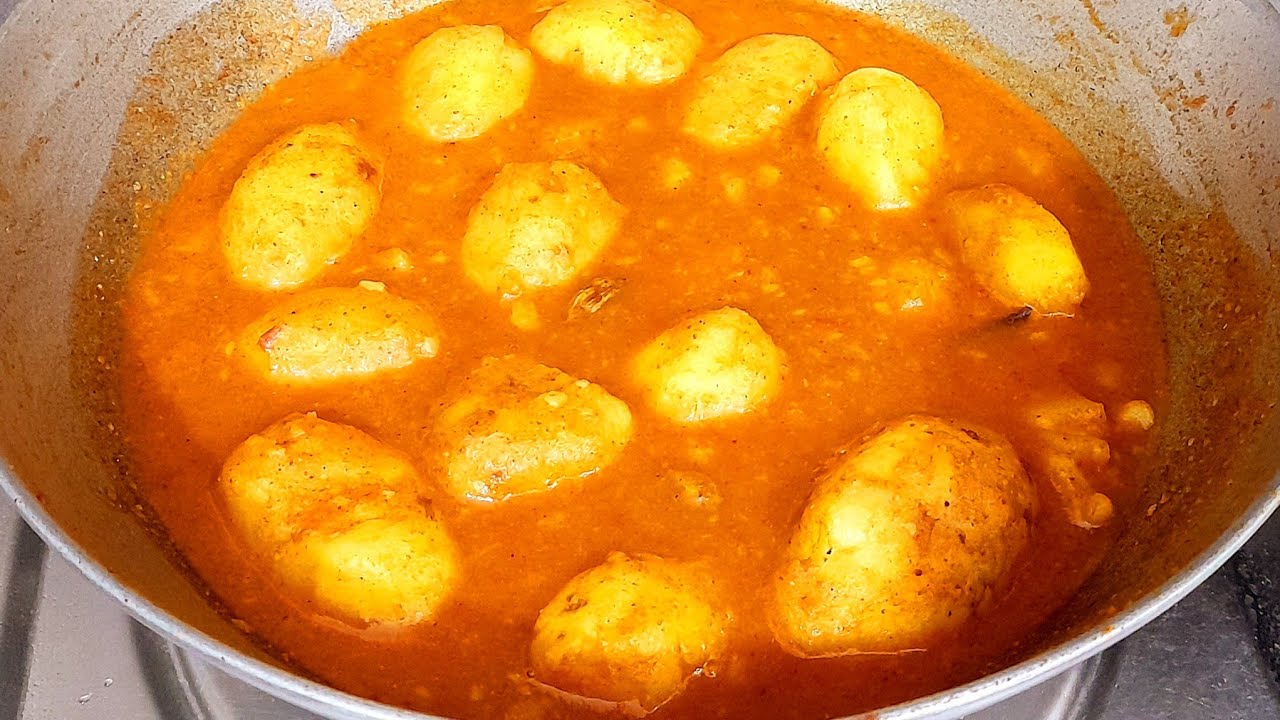 শীত কালে এই ভাবে নিরামিষ নতুন আলুর দম বানিয়ে দেখুন দারুণ স্বাদ পাবেন। natunaloordom