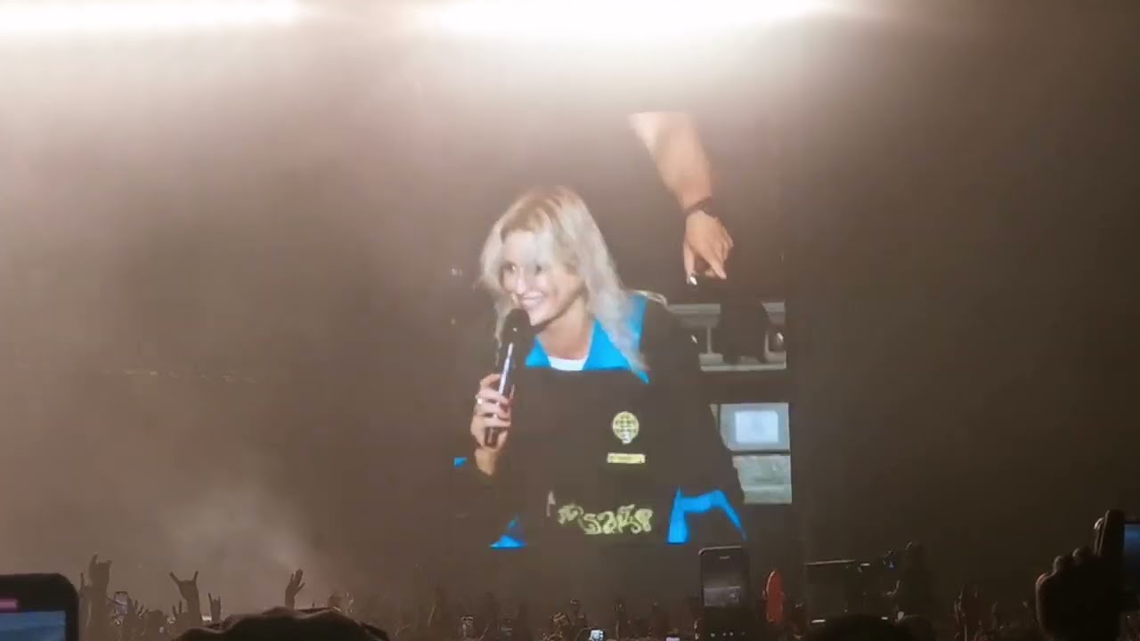 Emily cuts hair for a fan | Linkin Park | Rock For People (CZ)