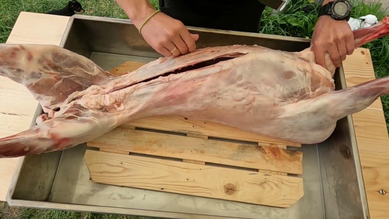 Ягненок в глиняной печи на дровах