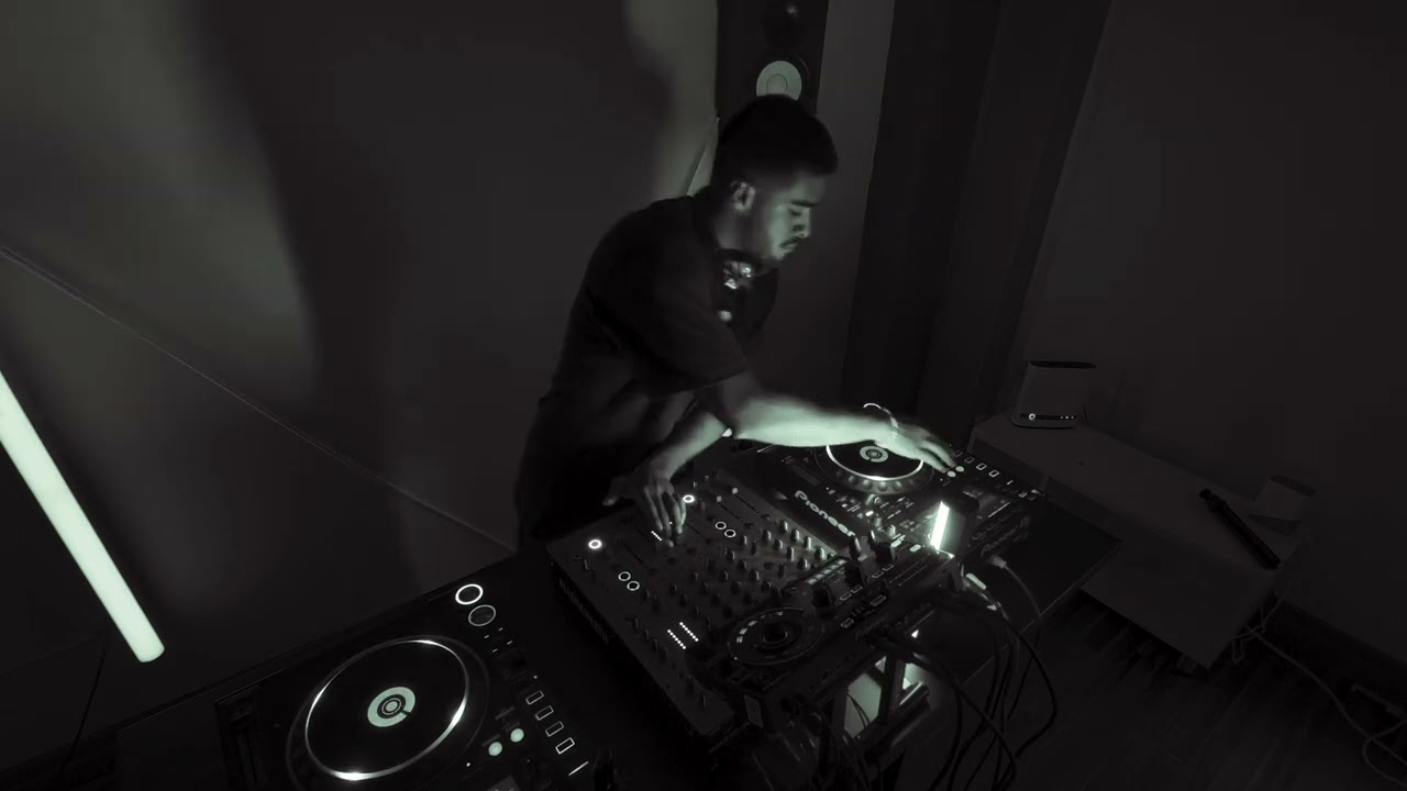 Tech House 002 mix in Overture Studios , Toronto .