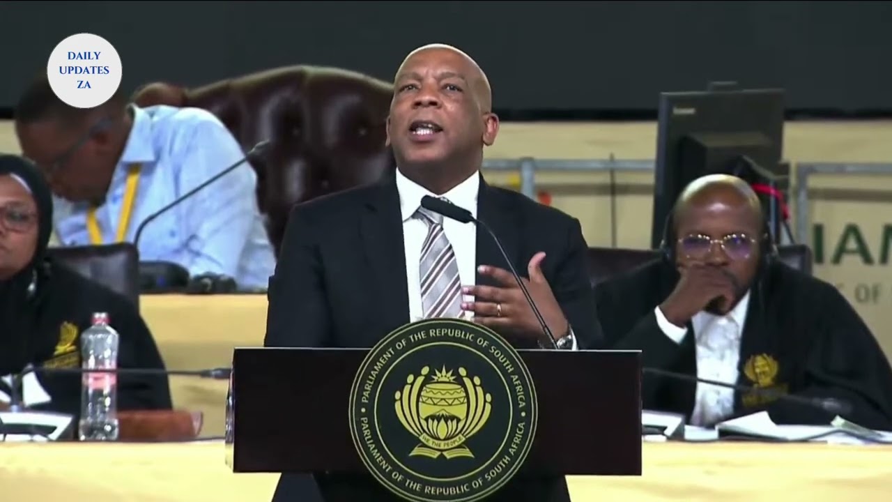 Речь министра Кгосиенцо Рамокгопы вызвала бурные овации в парламенте.