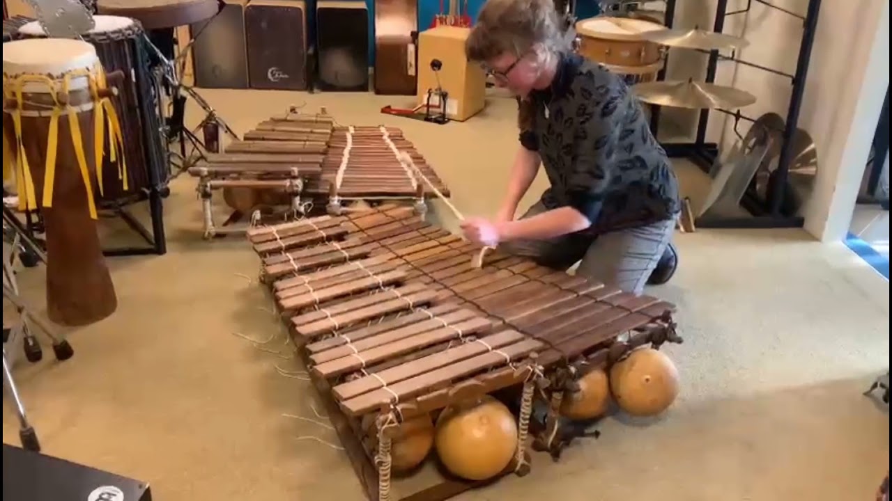 Sanne Huijbregts zingt en speelt op een balafoon