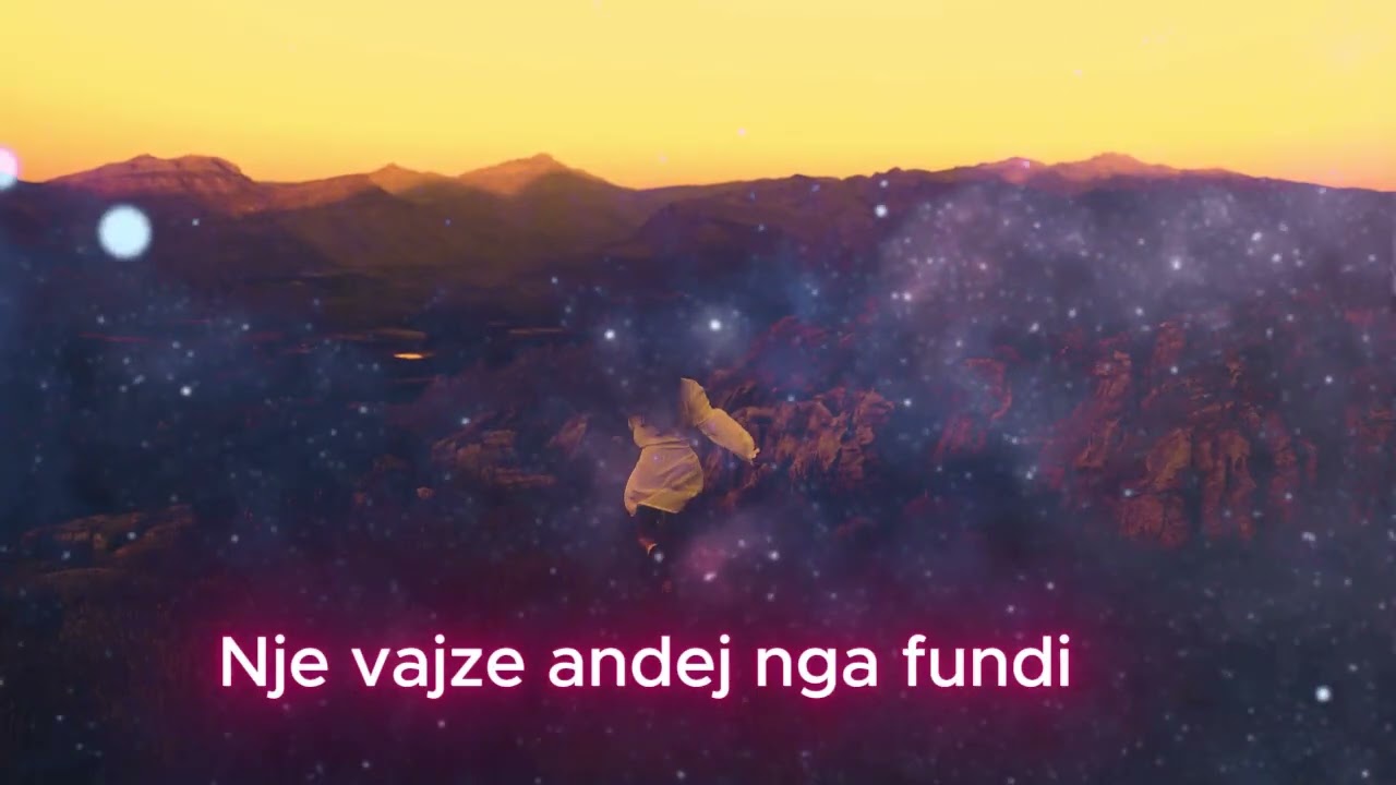 Nje vajze andej nga fundi