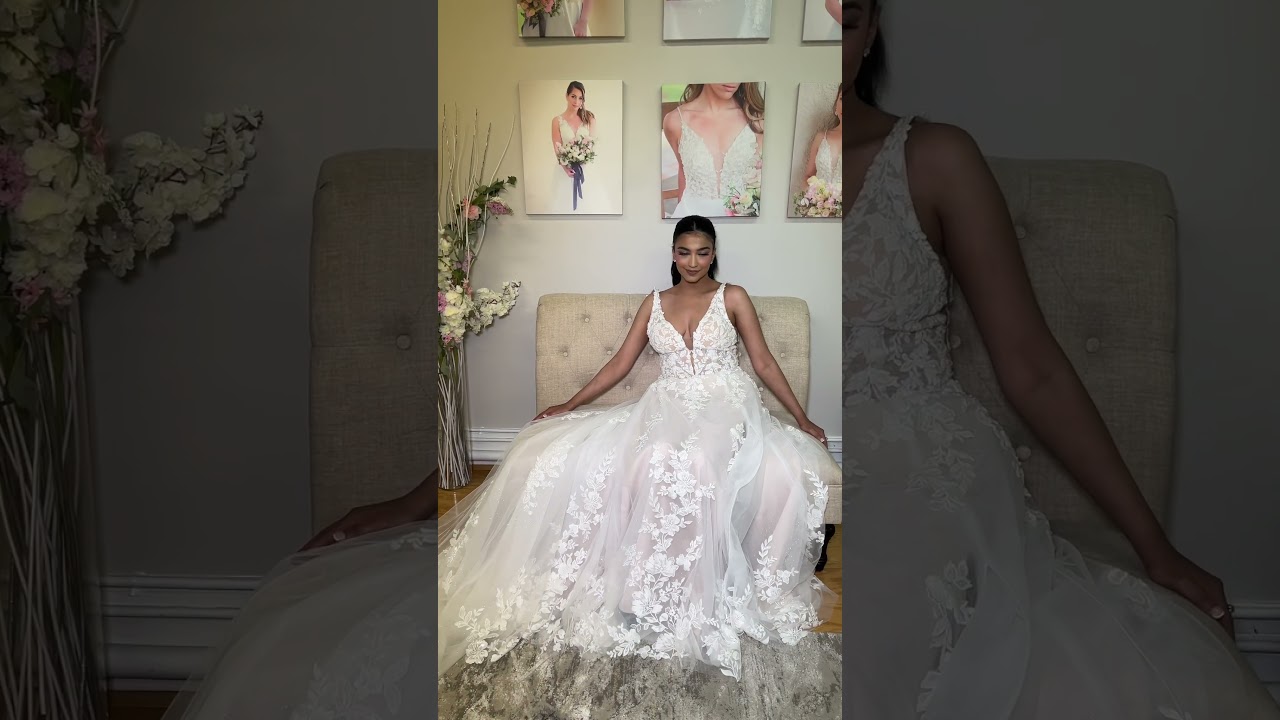 Would you wear this gorgeous #weddingdress 😍? #shorts #fashion #dress #bride #model #wedding