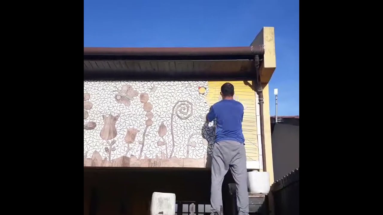 Mosaico na parede - Parede quase terminada.