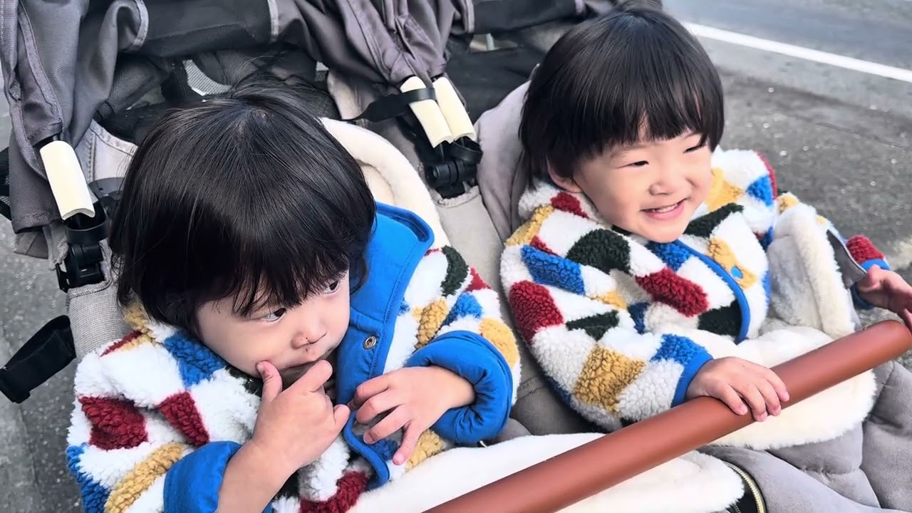 手袋はイヤ。でも踏切は好き。1歳11ヶ月