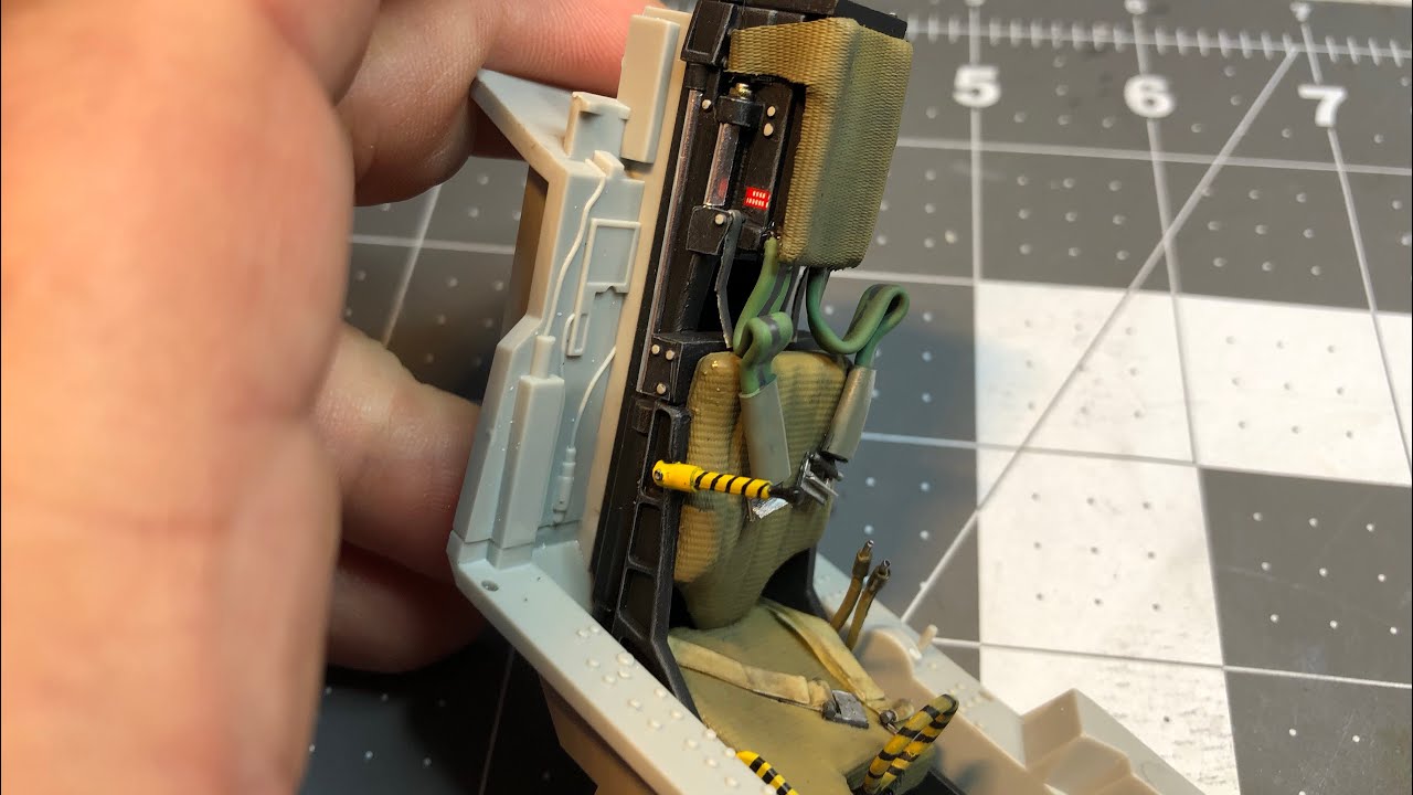 Сборка самолёта HobbyBoss AV8B Harrier 1/18, часть 2: катапультируемое кресло