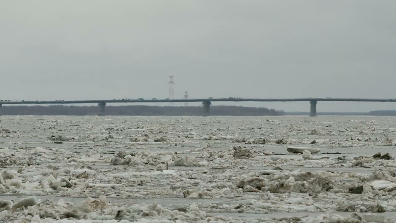 Ледоход на реке Обь в Сургуте начала мая 2025.