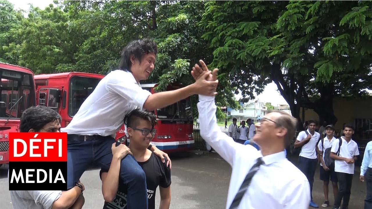Le lauréat Jason Ah Chuen reprend son travail comme serveur au Café LUX* ce mardi