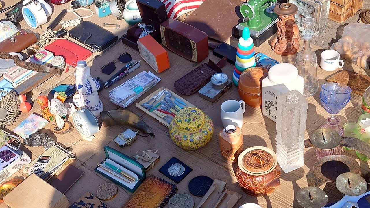 An antique market called Field of Wonders | Антикварный рынок под названием Поле чудес