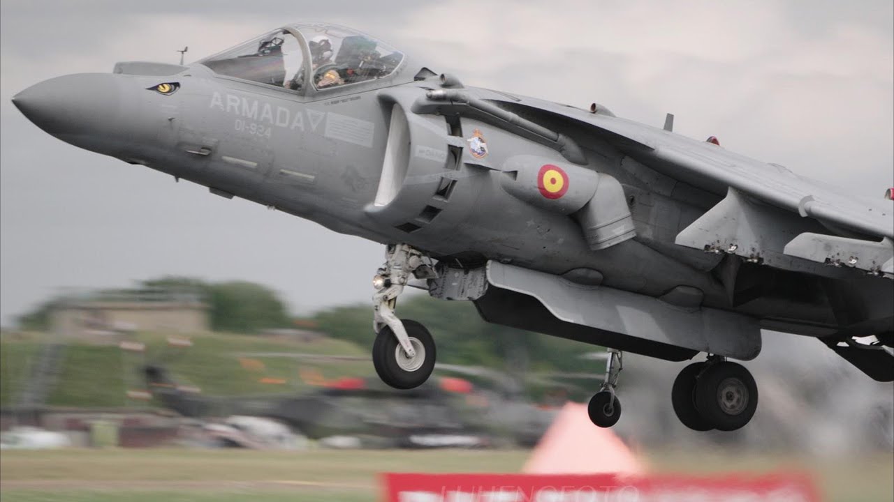 A deafening EAV-8B Harrier II, a stunning flight display at RIAT 2024