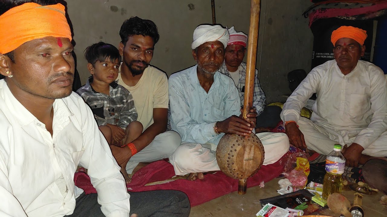 हिरालाल महराज रोयडा धाम से भजन करते हुए विकेश मणिलाल डामोर के घर नईबसती जोरावरपुरा मे 