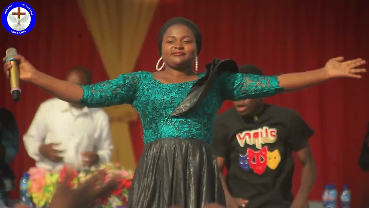 TUMAINI MBEMBELA  AKIMSIFU MUNGU KATIKA MKUTANO MKUBWA WA INJILI MBEYA UYOLE. TAR.2/10/2023 (DAY 2)