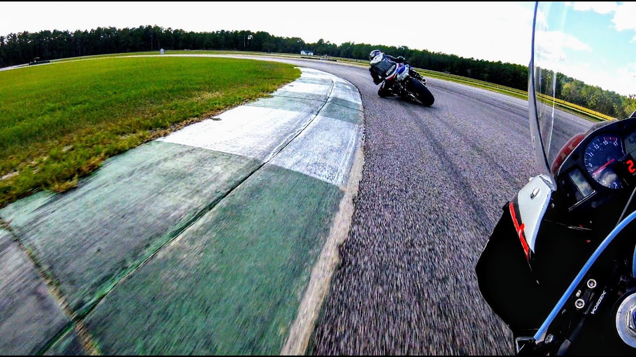 CBR 600RR chasing a CBR 1000RR SP around CMP