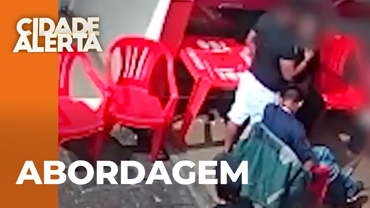 Suspeito tenta sacar arma durante abordagem da pol&iacute;cia em um posto