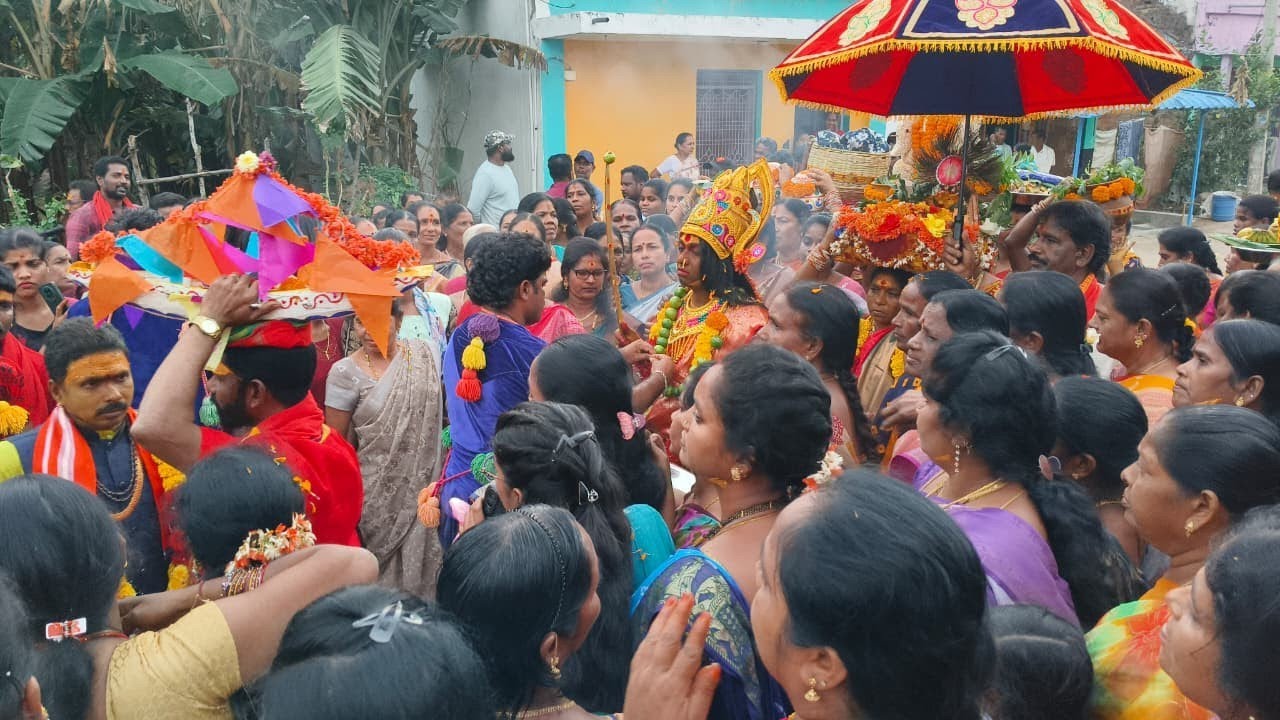 గుణుపల్లి లో దుర్గామ్మావారు వేషం ఊరేగింపు, ప్రజలు తండోపాలుగా వచ్చారు అమ్మవారు వేషం చూడడానికి 🙏