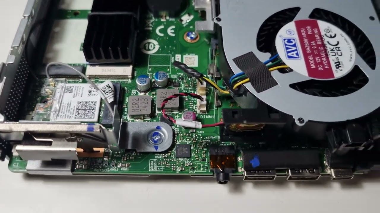 Lenovo ThinkCentre M70q gen5 disassembly 14500T 12TE - Looking inside at the components layout