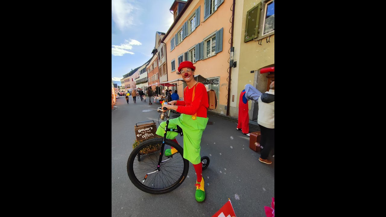 Clown Deizgi Guarda Clowns St&auml;tli Markt, Wochenmarkt in Sargans,  
