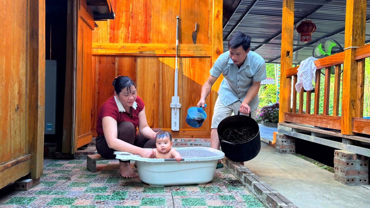 Gathering herbs to bathe the baby. A carefree and peaceful life in the mountains.