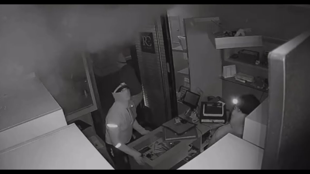 Due minuti per svaligiare il negozio: il video dei ladri da Rc Orologi a Mestre