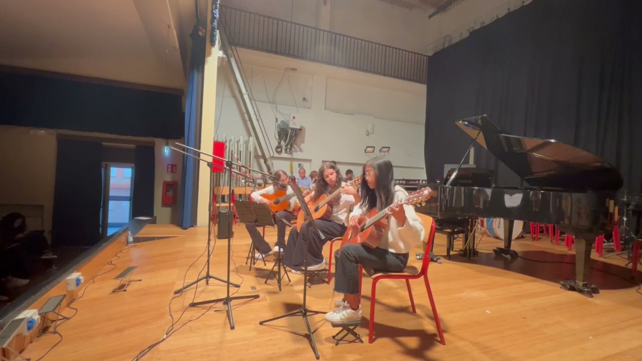 Alice Carbone, Chiara Abante, Sofia Fraietta  - Chitarra -