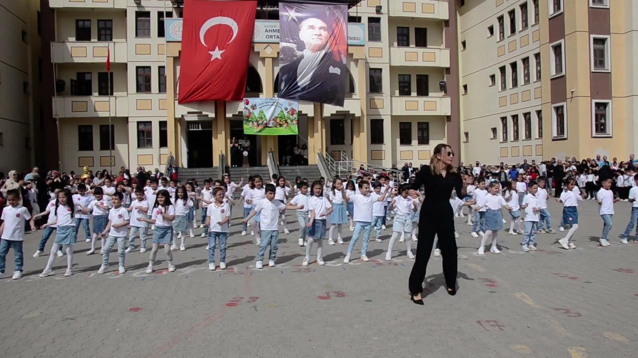 1-A 1-C 1-D SINIFLARI 23 NİSAN GÖSTERİSİ DENİZLİNİN HOROZU TİNİMİNİ HANIM
